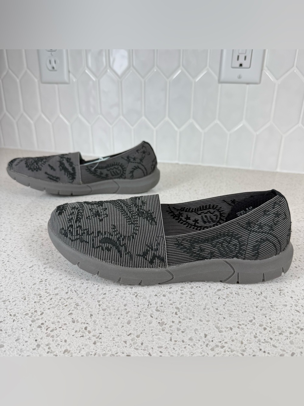 NWT Baretraps Kessie Memory Foam Slip On Comfort Flats Gray Black Womens 6M